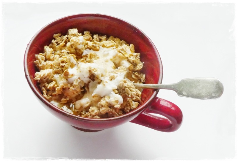 granola yogurt and honey 